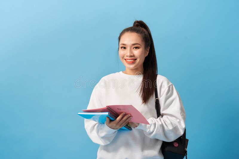 Menina do estudante universit?rio Retrato isolado de um estudante de mulher asiático novo bonito imagens de stock royalty free Menina do estudante universit?rio Retrato isolado de um estudante de mulher asiático novo bonito imagens de stock royalty free