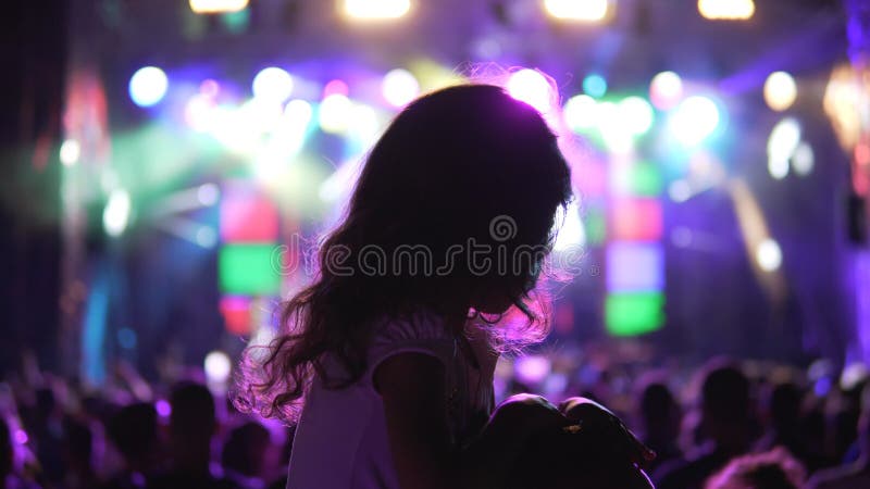 A menina do fan de música em alguém empurra em um festival de música fotos de stock A menina do fan de música em alguém empurra em um festival de música fotos de stock