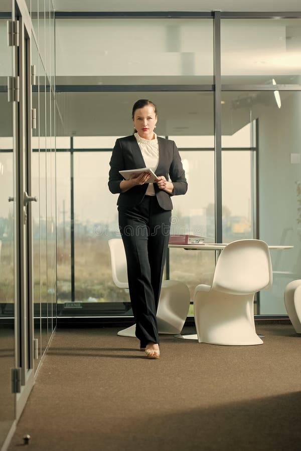 Rapariga gerente com ar sério segura um documento fotografia de stock royalty free