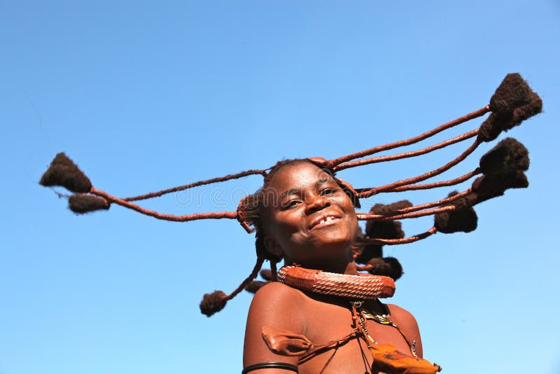 Menina do himba da dança em Namíbia