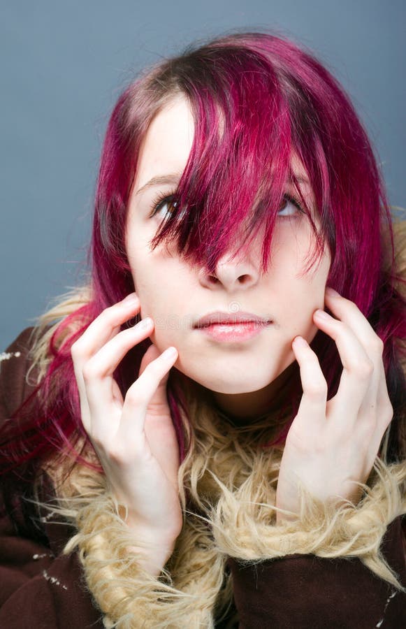 Menina Do Olhar De Emo Com Cabelo Vermelho Foto de Stock - Imagem de fungo,  penteado: 14174242