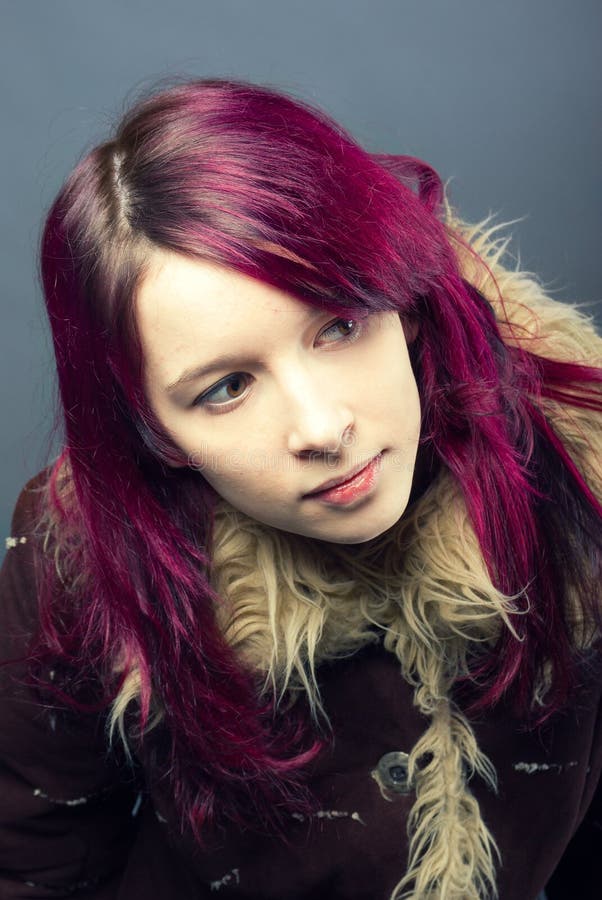 Menina Do Olhar De Emo Com Cabelo Vermelho Foto de Stock - Imagem de fungo,  penteado: 14174242