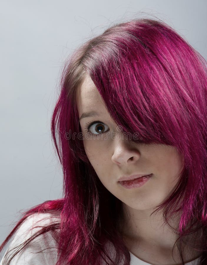 Menina Do Olhar De Emo Com Cabelo Vermelho Foto de Stock - Imagem de fungo,  penteado: 14174242