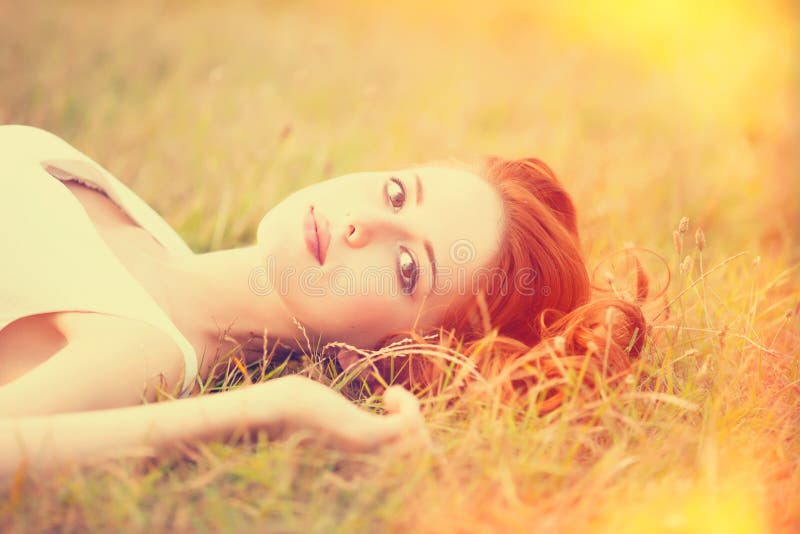 Menina do ruivo fotografia de stock royalty free Menina do ruivo fotografia de stock royalty free
