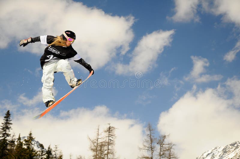 Menina do Snowboard na raça imagem de stock Menina do Snowboard na raça imagem de stock