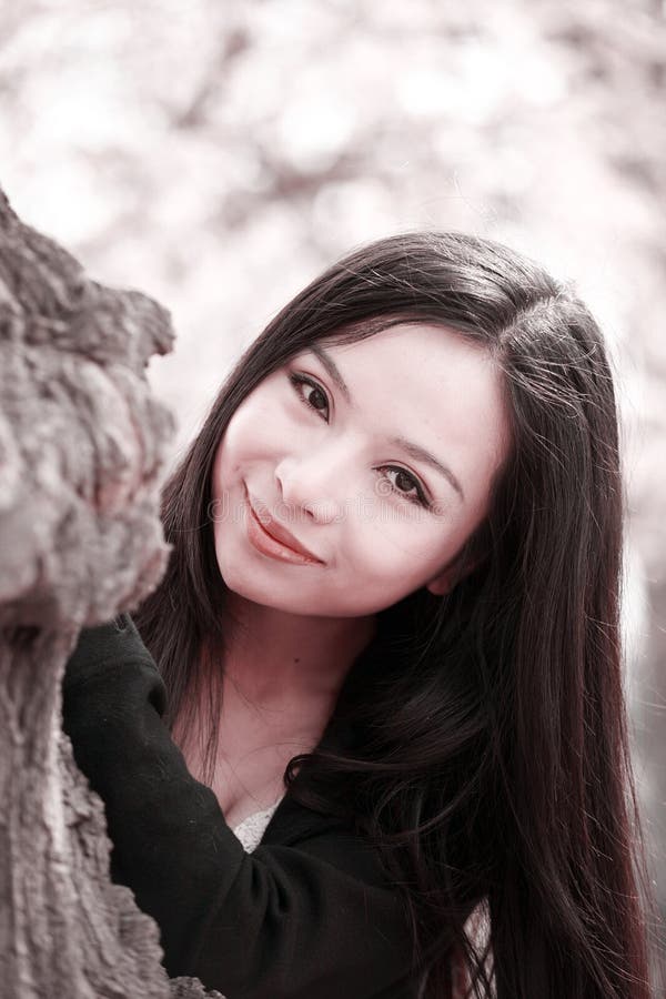 Menina do sorriso na mola fotografia de stock Menina do sorriso na mola fotografia de stock