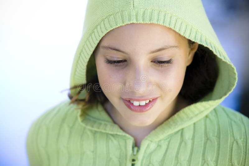 Menina do Tween ao ar livre fotografia de stock royalty free Menina do Tween ao ar livre fotografia de stock royalty free