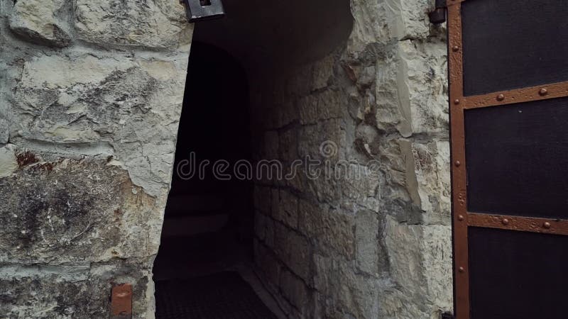 A menina doce abre a porta maciça do metal da torre e vai para dentro