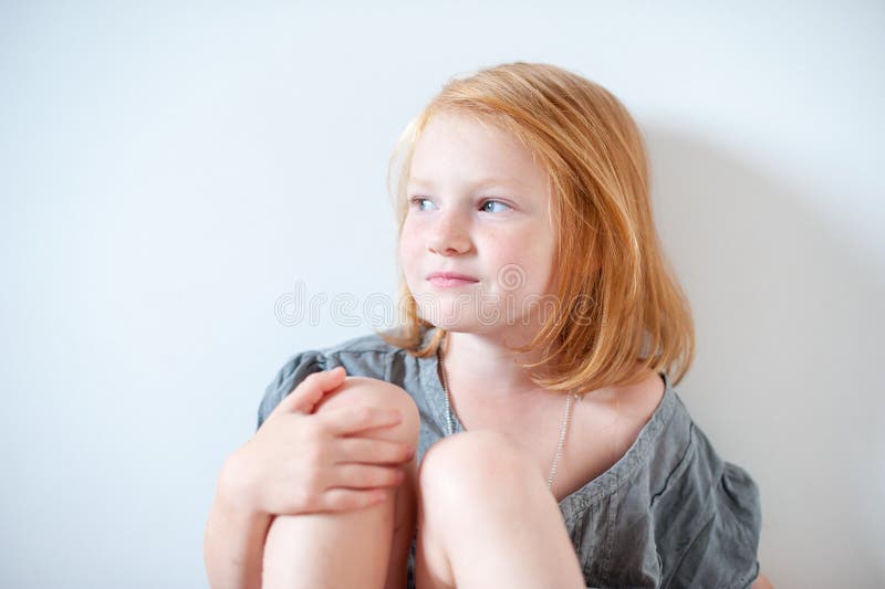 Menina doce com um vestido foto de stock