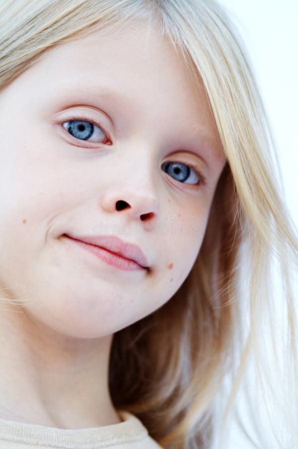 Menina dos olhos azuis imagens de stock royalty free Menina dos olhos azuis imagens de stock royalty free