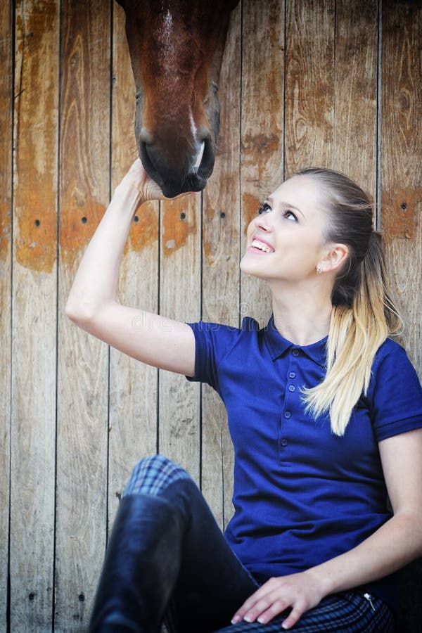 Garota Equestre Pulando Obstáculo Com Cavalo Cinza-maçã Imagem de