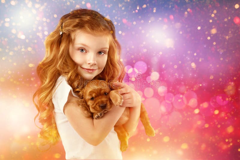 Menina e cão felizes na Noite de Natal Ano novo 2018 Conceito do feriado, Natal, fundo do ano novo fotografia de stock royalty free Menina e cão felizes na Noite de Natal Ano novo 2018 Conceito do feriado, Natal, fundo do ano novo fotografia de stock royalty free