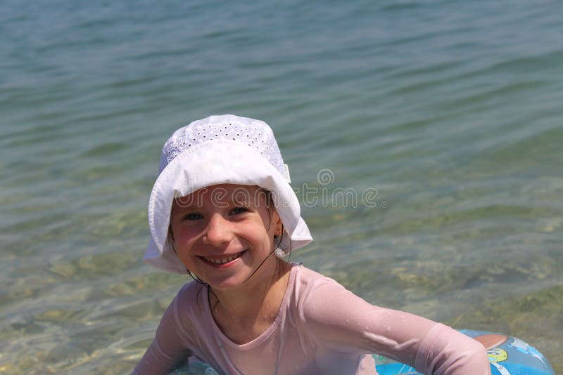 Menina e mar imagem de stock royalty free Menina e mar imagem de stock royalty free