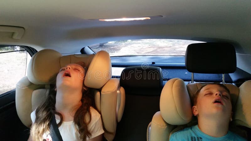 Спала с открытой дверью. Девушка задремала в машине. Девушки спящие в машине. Спящие с открытым ртом.