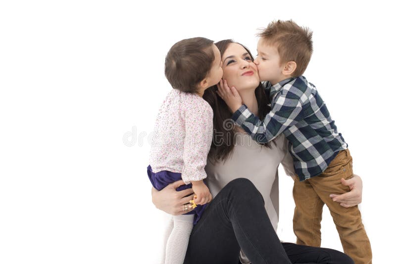 Menina e menino que beijam sua mãe isolada fotos de stock Menina e menino que beijam sua mãe isolada fotos de stock