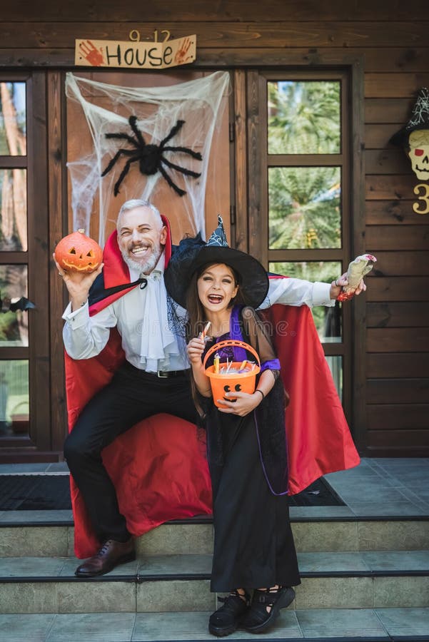 Homem Com Fantasia De Halloween De Vampiro Assustando Imagem de Stock -  Imagem de pessoa, capa: 193089041