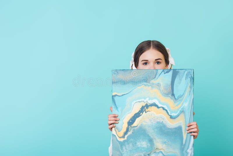 menina elegante da juventude que guarda a pintura a óleo azul imagens de stock royalty free menina elegante da juventude que guarda a pintura a óleo azul imagens de stock royalty free