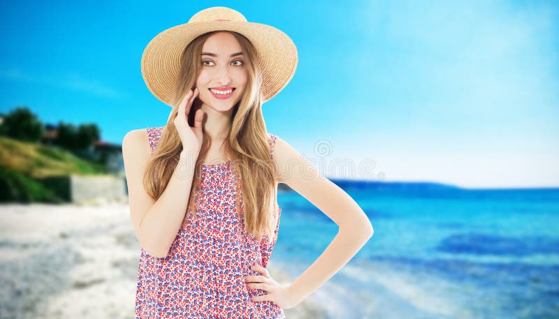 Menina elegante de chapéu de verão nas férias de praia imagens de stock Menina elegante de chapéu de verão nas férias de praia imagens de stock