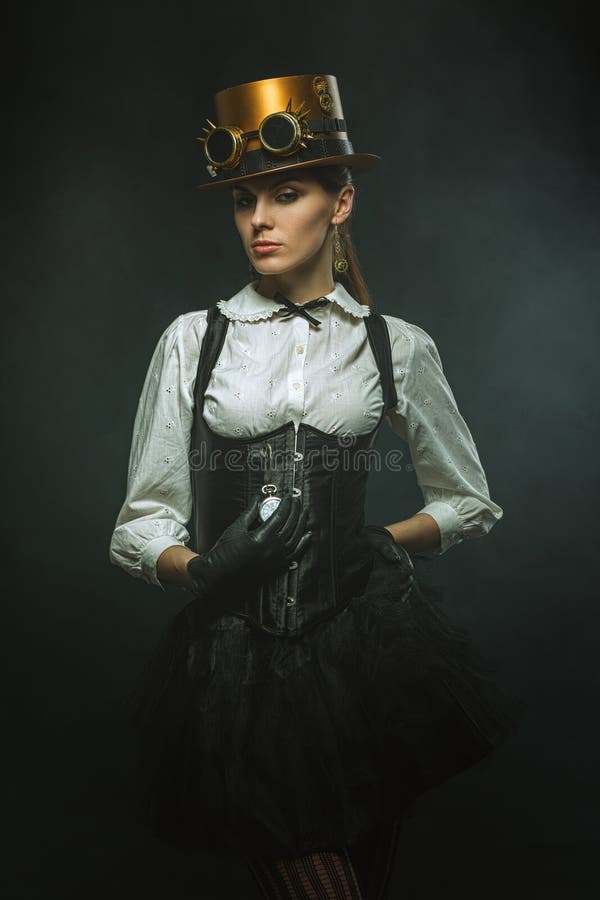 Menina elegante do steampunk com o pulso de disparo fotos de stock Menina elegante do steampunk com o pulso de disparo fotos de stock