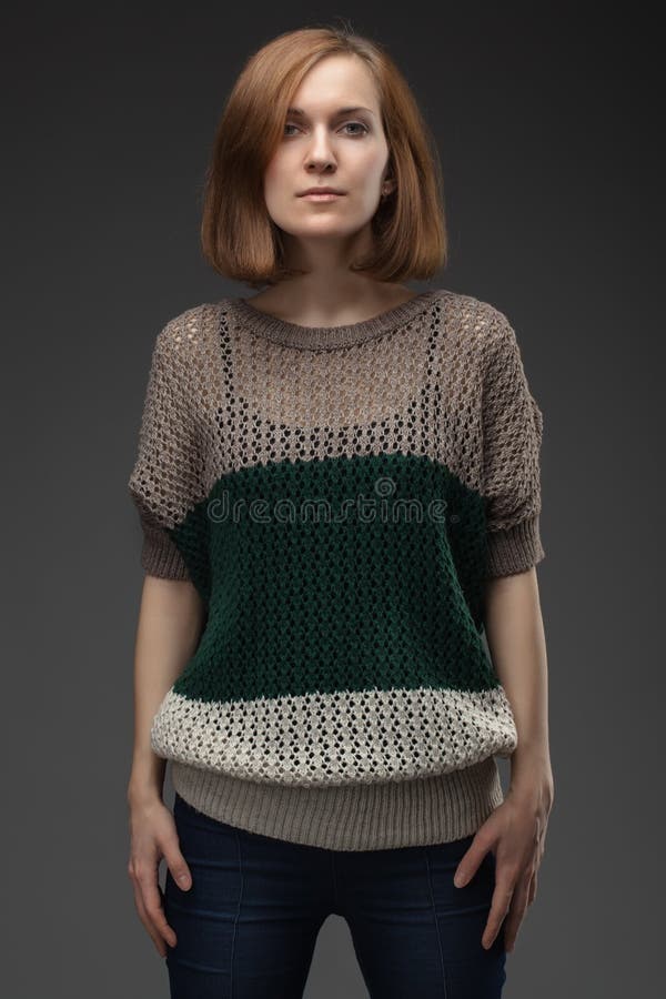 Menina em cinza fotografia de stock royalty free