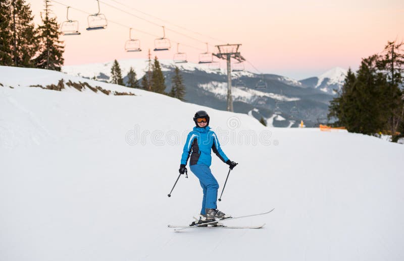 Menina em esquis na neve macia nas montanhas imagens de stock royalty free Menina em esquis na neve macia nas montanhas imagens de stock royalty free