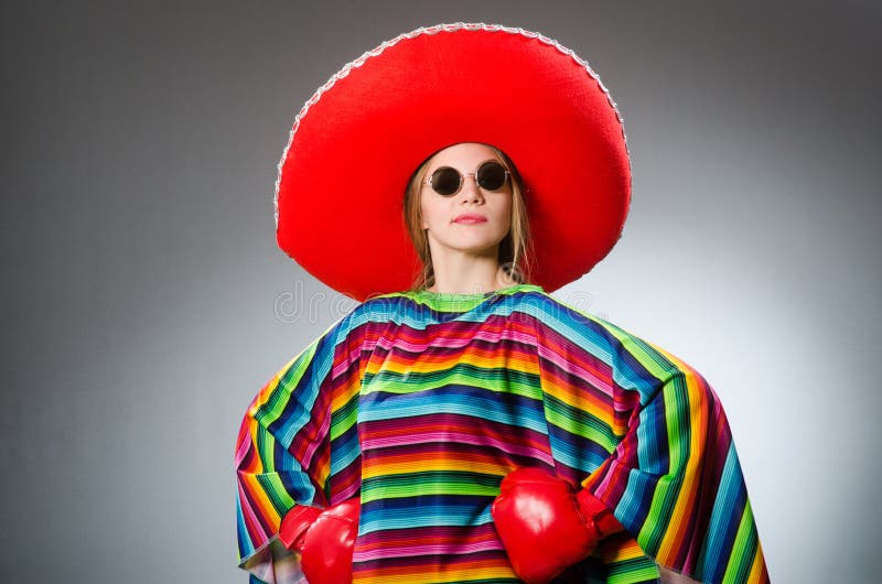 A menina em luvas vívidas mexicanas do poncho e da caixa foto de stock A menina em luvas vívidas mexicanas do poncho e da caixa foto de stock