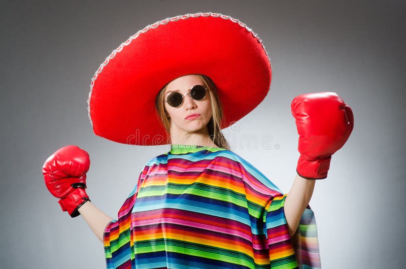 Menina em luvas vívidas mexicanas do poncho e da caixa imagem de stock royalty free Menina em luvas vívidas mexicanas do poncho e da caixa imagem de stock royalty free