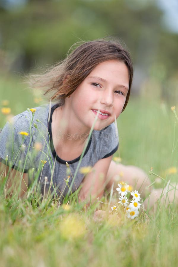 Menina em um campo de flor imagens de stock Menina em um campo de flor imagens de stock