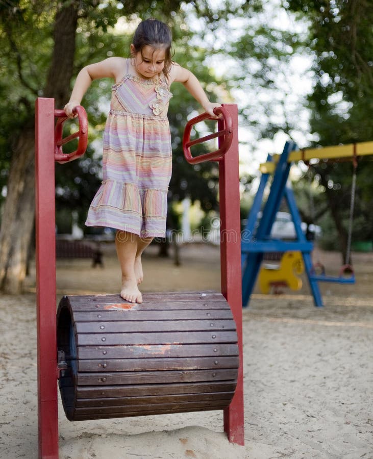 Menina Da Criança Da Criança Que Balança Em Um Balanço Do Campo De Jogos  Foto de Stock - Imagem de outono, jogar: 71953248