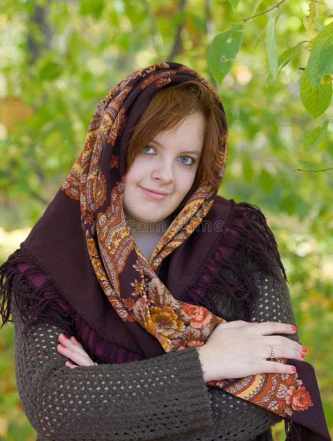 Menina em um fundo da folha verde imagem de stock royalty free