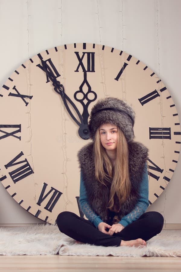 Menina em um fundo do pulso de disparo enorme imagem de stock royalty free Menina em um fundo do pulso de disparo enorme imagem de stock royalty free