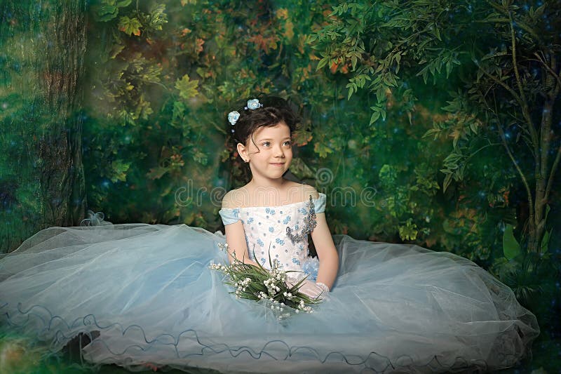 Menina em um pálido - vestido de bola azul imagem de stock Menina em um pálido - vestido de bola azul imagem de stock