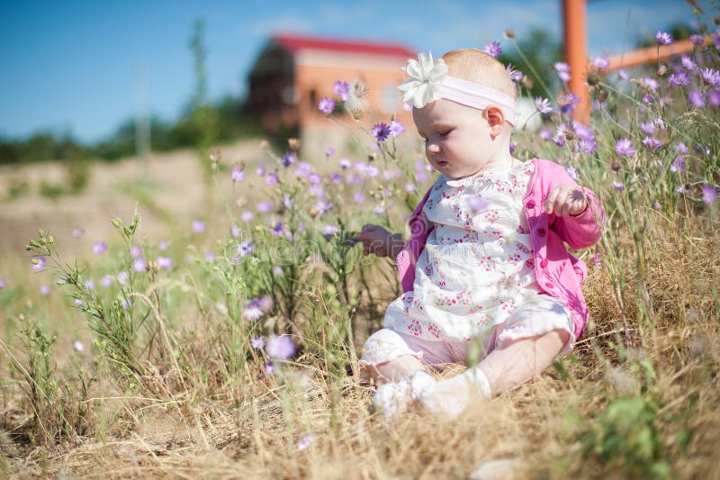 Menina em um vestido bonito imagens de stock