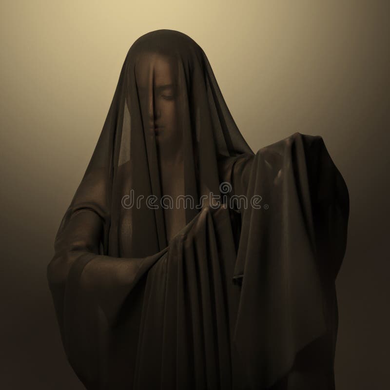 Menina em um véu transparente preto na cara Retrato conceptual no estúdio foto de stock royalty free Menina em um véu transparente preto na cara Retrato conceptual no estúdio foto de stock royalty free