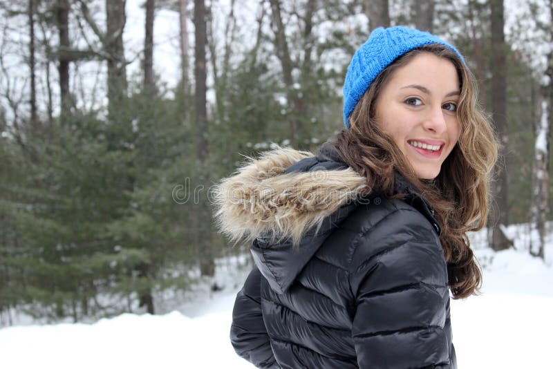 Menina em uma caminhada do inverno fotos de stock Menina em uma caminhada do inverno fotos de stock