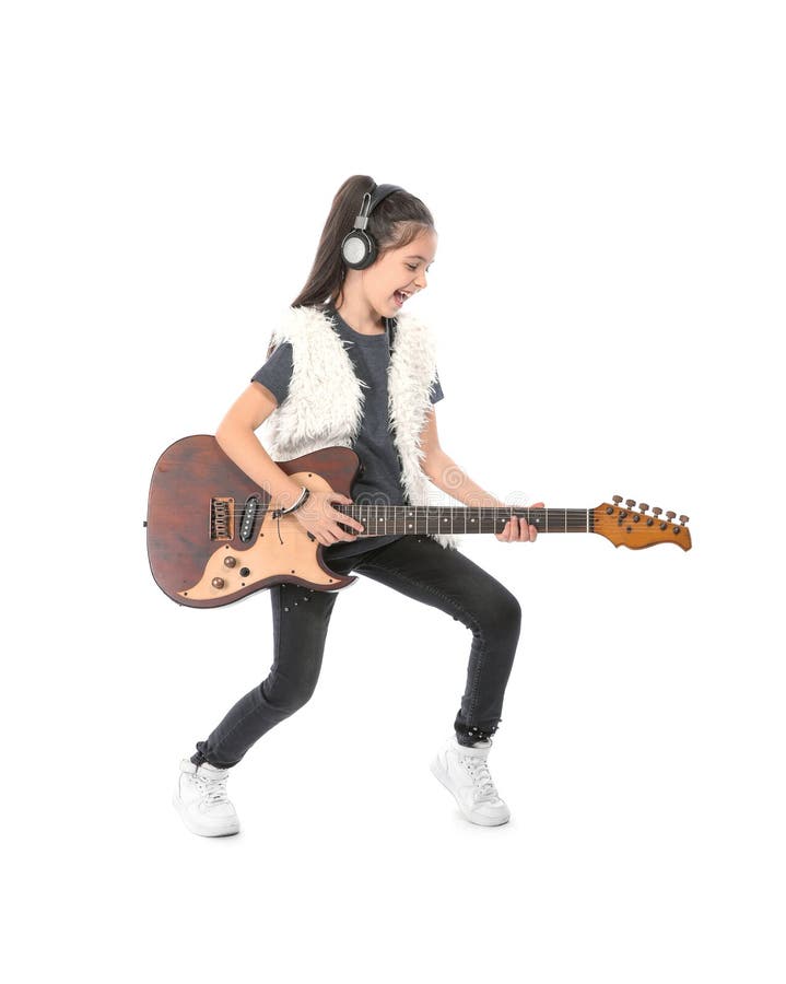 Menina pequena e emotiva a tocar guitarra imagem de stock
