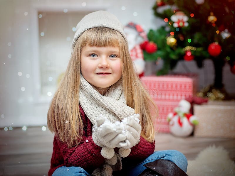 Menina encantador pequena no fundo do ` s do ano novo fotos de stock Menina encantador pequena no fundo do ` s do ano novo fotos de stock