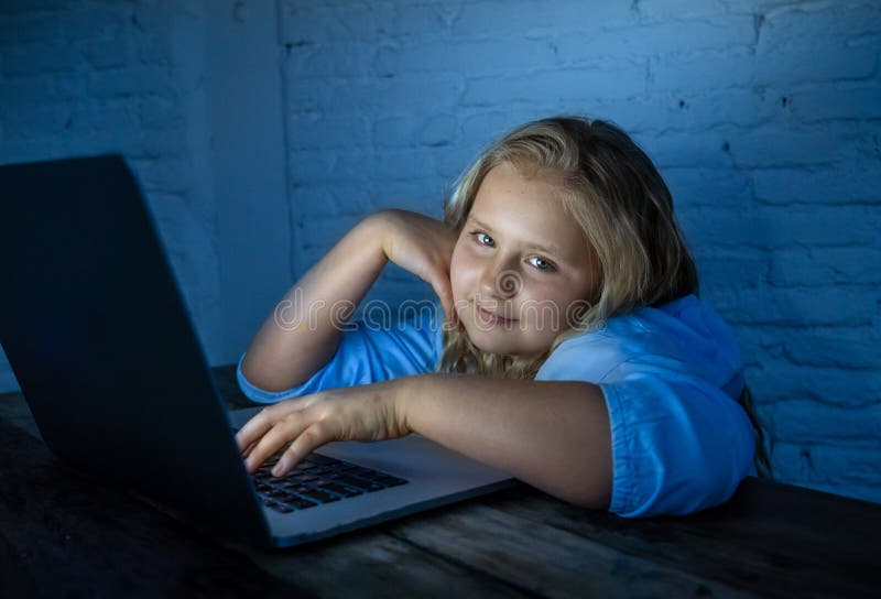 Menina De Escola Bonito Jogando E Surfando Online Tarde Da Noite