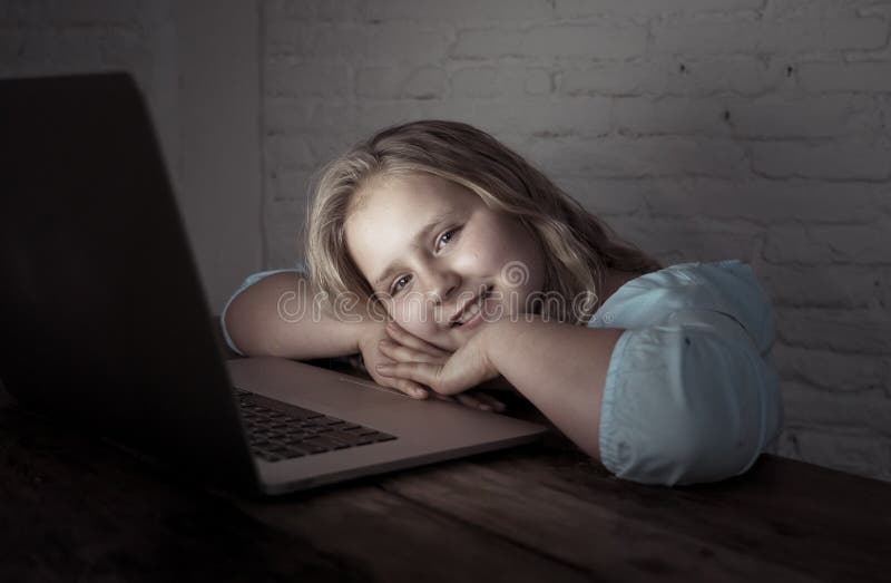 Menina De Escola Bonito Jogando E Surfando Online Tarde Da Noite