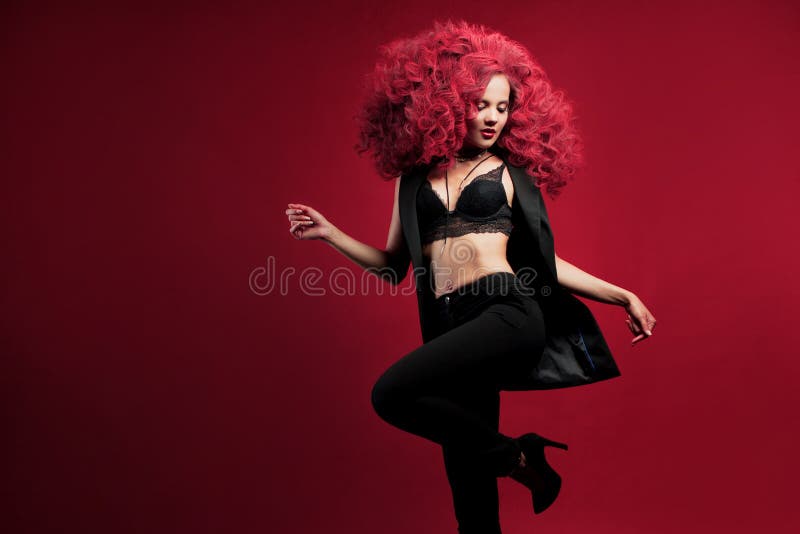 menina encaracolado-de cabelo Luxúria-de cabelo em um terno elegante Jovem mulher à moda na calças e na veste foto de stock royalty free menina encaracolado-de cabelo Luxúria-de cabelo em um terno elegante Jovem mulher à moda na calças e na veste foto de stock royalty free