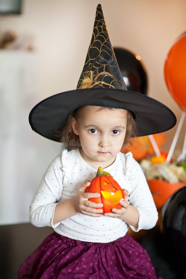 Garotas Engraçadas Em Fantasias De Bruxa Para Assustar O Halloween Com A  Ajuda De Um Livro