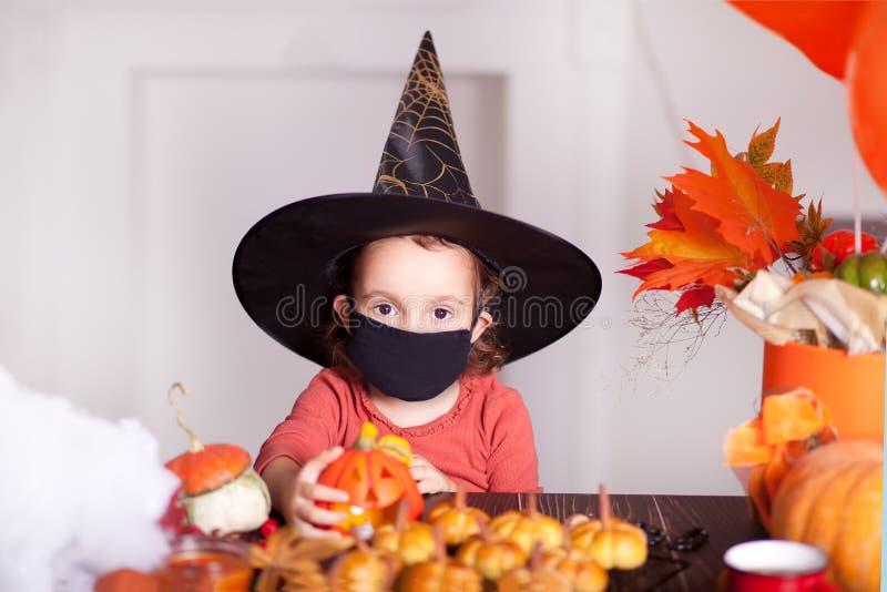 Garotas Engraçadas Em Fantasias De Bruxa Para Assustar O Halloween Com A  Ajuda De Um Livro