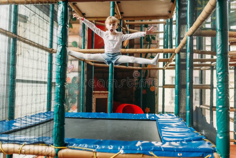 Menina Engraçada Que Salta No Trampolim, Centro De Jogo Imagem de Stock -  Imagem de playtime, brinquedo: 143531933