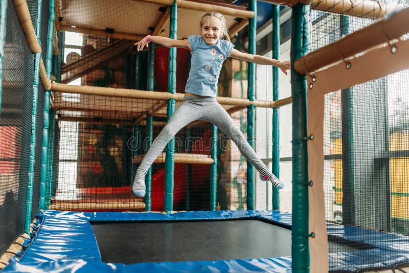 Paredes De Escalada Da Menina Engraçada No Centro De Jogo Das Crianças  Imagem de Stock - Imagem de pouco, shopping: 143532169