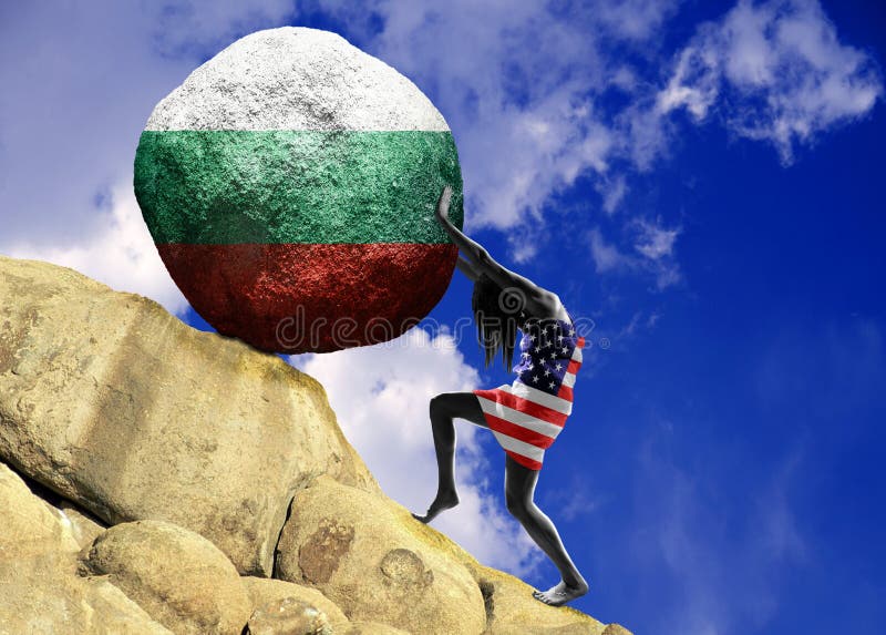 A menina, envolvida na bandeira do Estados Unidos da América, aumenta uma pedra para a parte superior sob a forma de uma silhueta imagem de stock A menina, envolvida na bandeira do Estados Unidos da América, aumenta uma pedra para a parte superior sob a forma de uma silhueta imagem de stock