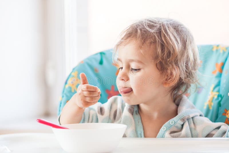 A menina está comendo imagem de stock A menina está comendo imagem de stock