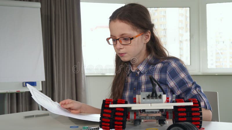 A menina explora a instrução do grupo da construção foto de stock