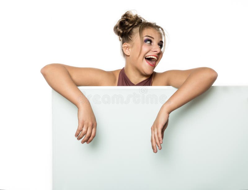 Menina expressivo que está de trás e que inclina-se em um quadro de avisos ou em um cartaz vazio branco, espaço da cópia para seu imagem de stock Menina expressivo que está de trás e que inclina-se em um quadro de avisos ou em um cartaz vazio branco, espaço da cópia para seu imagem de stock