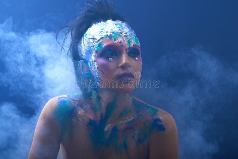 Menina fantástica em uma nuvem de fumo imagem de stock Menina fantástica em uma nuvem de fumo imagem de stock
