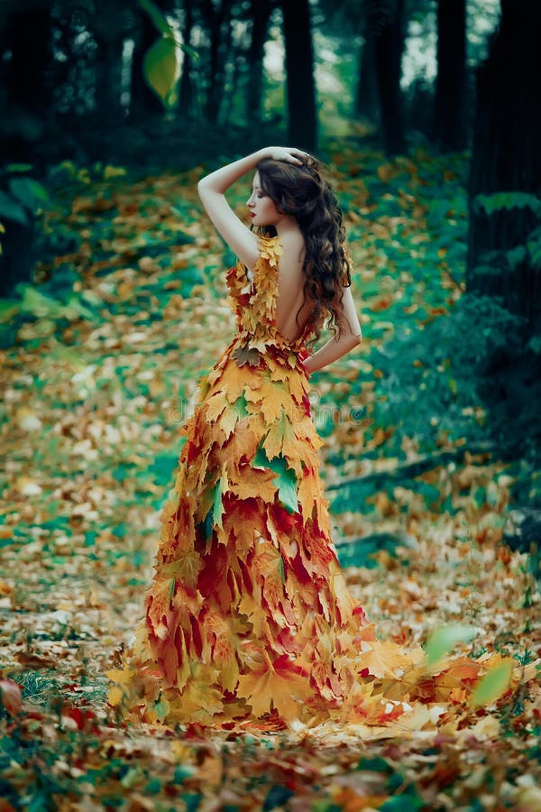 Menina fantástica na floresta do outono imagem de stock royalty free